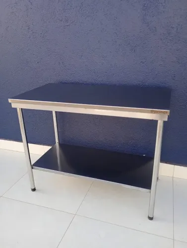 Bancada de manipulação 1.0x0.60 metros.