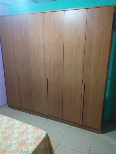 Guarda-Roupa Amadeirado com Amplo Espaço Interno