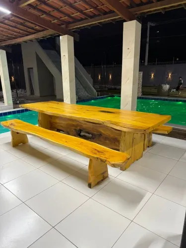 Mesa de madeira rústica com banco