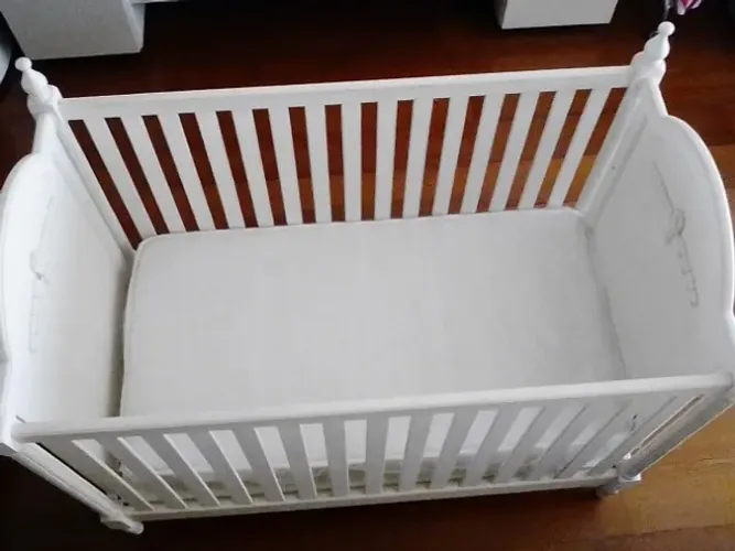 Berço para bebês em madeira maciça usado mas em ótimo estado