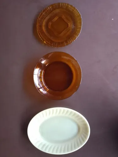 Conjunto de Pratos de Vidro e porcelana. Marinex vermelha.