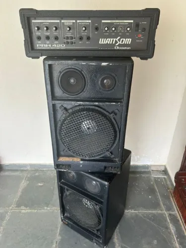 Caixas de som passivas Leacs 200 watts RMS cada com amplificador Wattsom PRH 420