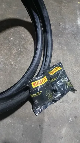 Par de pneus aro 26 + câmara de ar reduzido 