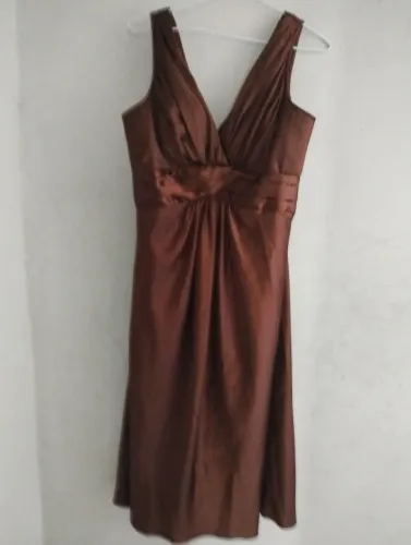Vestido marrom de festa
