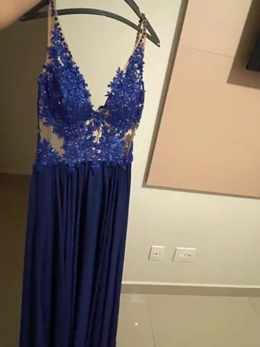 Vestido de festa azul royal com detalhes em renda e pedraria