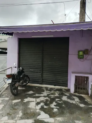 Loja de frente a Estrada dos Bandeirantes.