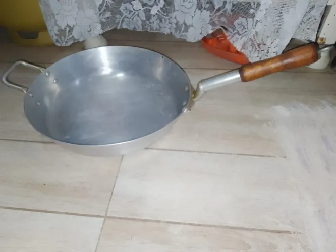 Frigideira em alumínio com cabo de madeira