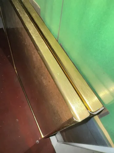 2 Molduras em aluminio dourado com vidro 3mm medindo 50x60cm c/fundo de euxatex prefeitas