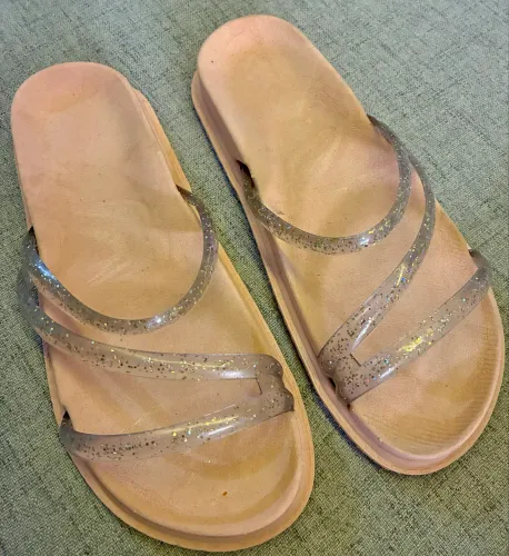 ? sandália tipo papete birken com tiras transparentes e glitter. 