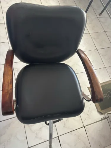 Cadeira para Cabeleireiro / Barbeiro - salão