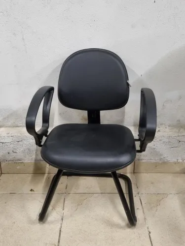 Cadeira Fixa Preta para Escritório ou Sala Ótimo Estado com Apoio de Braço Confortável