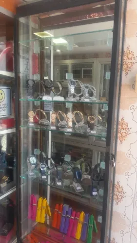 Vitrine de ferro e vidro reforçado 