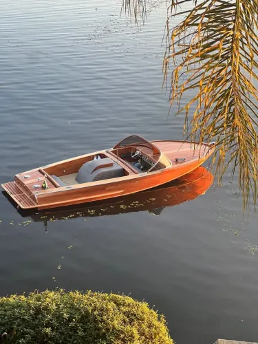 Lancha clássica de madeira Maxboat