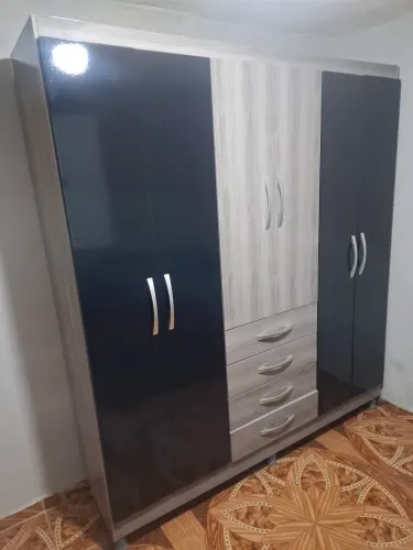 GUARDA ROUPA E SOFÁ