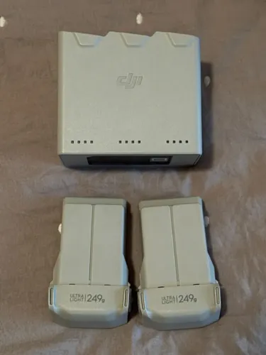 Hub de carregamento DJI (Mini 3/3 Pro/4 Pro) BR com 2 Baterias de voo inteligente DJI (Min