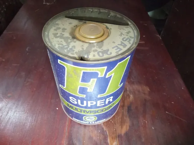Lata antiga vazia
