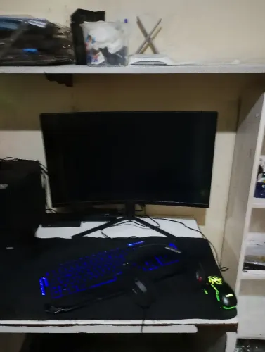 Monitor 27 curvo 244hz com uma lista mas dá pra usar tranquilo...
