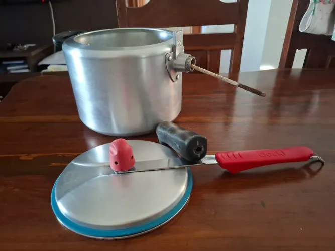 Panela de pressão com o cabo danificado
