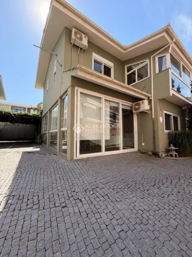 Viva a poucos passos do mar na Praia Mole - casa em condominio fechado