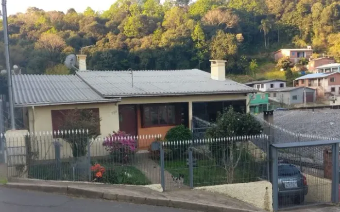 VENDO CASA ESPAÇOSA COM POMAR