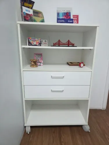 Armario em MDF branco com rodinhas