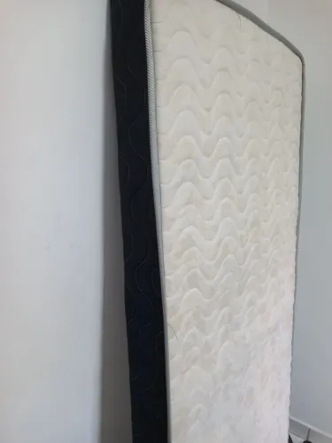 cama auxiliar c/ pés de madeira