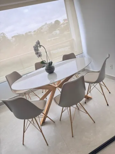 Conjunto Mesa de Jantar em Mármore e Cadeiras 