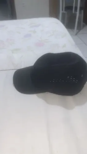 Boné e fone no preço