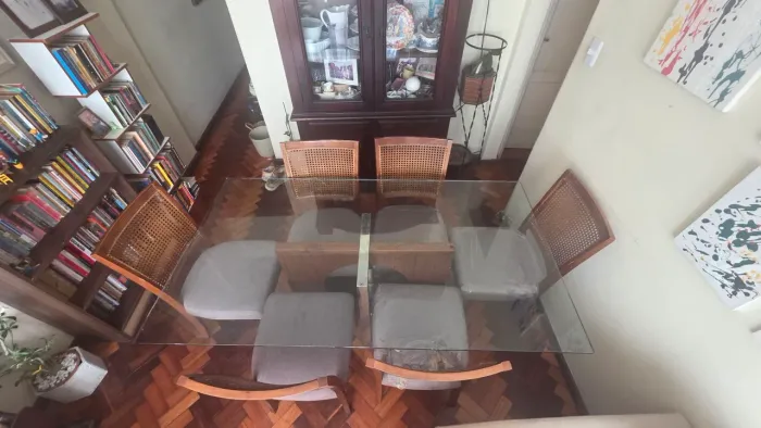 Mesa de jantar para sala com 6 lugares com base de madeira legitima e vidro blindex linda.