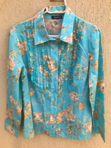 Camisa Azul Turquesa Com Estampa Floral Da Marca Rutilan
