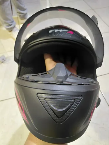 Vendo capacete FW3 na cor preta fosca com detalhes em rosa, muito bonito e estiloso