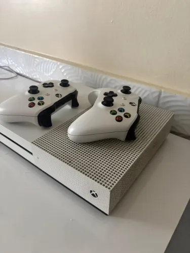 Vendo Xbox One S,  em perfeito estado de conservação.