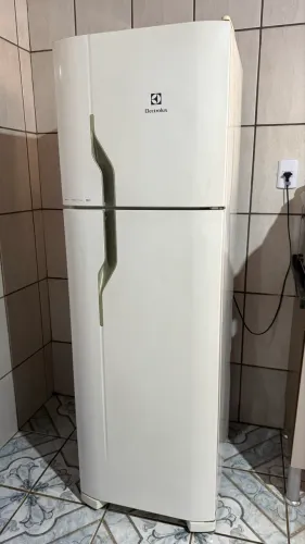 Geladeira Electrolux DF35A frostfree