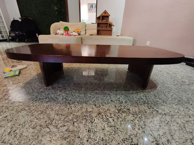 Mesa de centro amadeirada com cantos arredondados