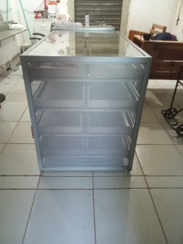 Balcão expositor metálico com vidro 