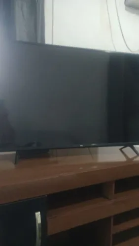 Televisão TCL em perfeito estado de conservação.