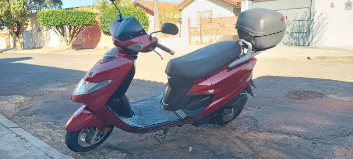 Moto automática Suzuki 125 com bau