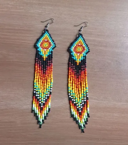 Brinco multicolorido de miçangas 