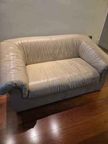 SOFA EM COURO SINTÉTICO 