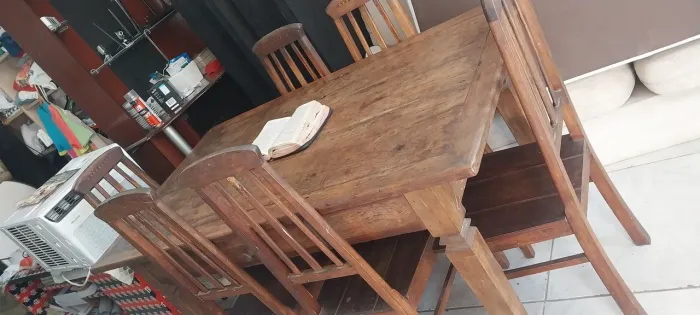 Mesa de jantar. madeira maciça.