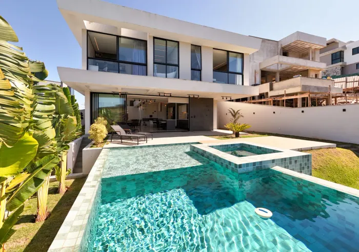 Casa à Venda no Alphaville Juiz de Fora/MG | 4 Suítes, Marcenaria Planejada, Piscina, Spa 