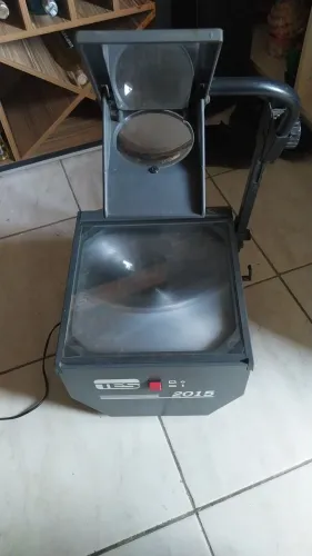 Retroprojetor antigo