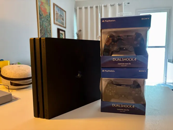 PS4 PRO impecável + 2 controles NOVOS