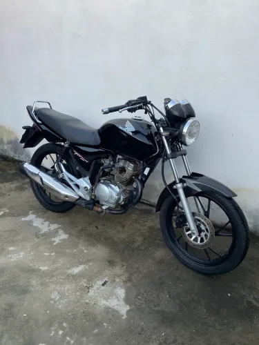 Titan 150 2008 emplacada no ponto de transferir