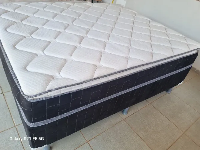 Cama Box Queen size molas enssacadas muito bem conservada acoplada Entrego
