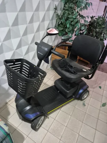 Cadeira de rodas elétrica motorizada (pouquíssimo tempo de uso)