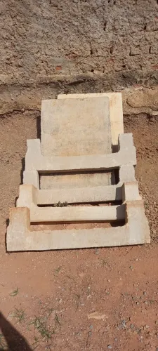 Tampas de concreto e peças pré-moldadas em U, sem uso
