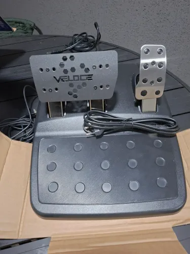 Volante logitech 1 mês de uso e acessorios de brinde