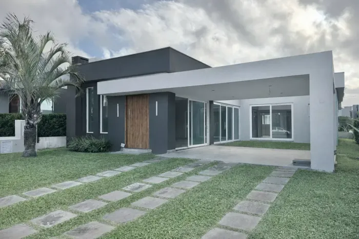 Casa térrea frente Leste, sendo 04 suítes individuais