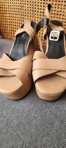 Sandalia bege